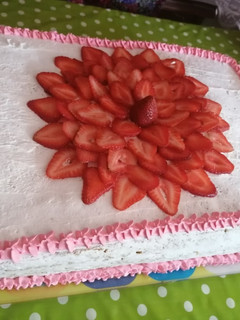 Una foto de Bizcochuelo de Vainilla con duraznos, decorado con frutillas