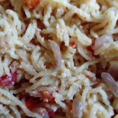 A picture of Indomie with fresh tomatoes and egg.