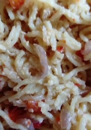 A picture of Indomie with fresh tomatoes and egg.