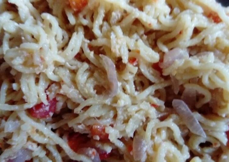 Recipe of Homemade Indomie with fresh tomatoes and egg
