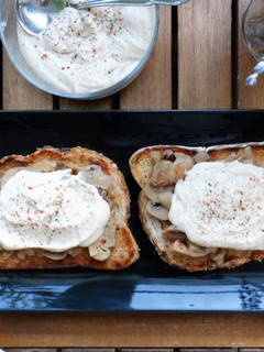 Una foto de Tostas de champiñones al vino blanco y salsa de anacardos