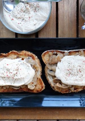 Una foto de Tostas de champiñones al vino blanco y salsa de anacardos