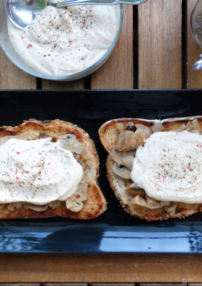 Una foto de Tostas de champiñones al vino blanco y salsa de anacardos