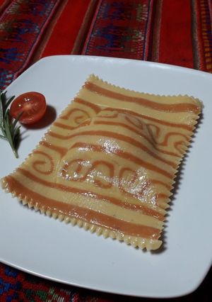 Una foto de Raviolon de diseño de curry y pimiento rojo