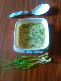લીલા લસણની કઢી (Lila Lasan Kadhi Recipe In Gujarati) રેસીપી મુખ્ય ફોટો