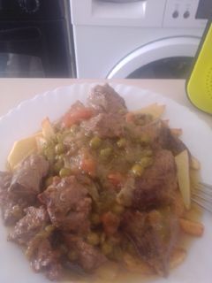 Una foto de Carne guisada con guisantes