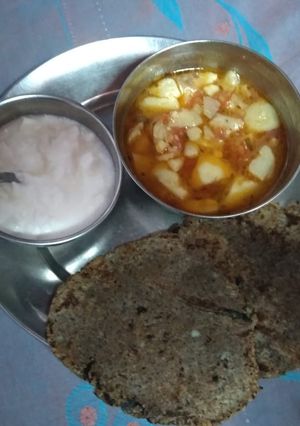 Kutu ke aate ki roti and aloo ki sabzi रेसिपी मुख्य फोटो