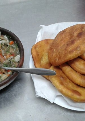 Una foto de Sopaipillas con pebre