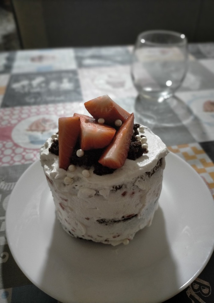 Una foto de Minicake de chocolate, nata y fresas🍓🍫