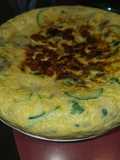 Tortilla de patata, calabacín, champis y cebolla de ensalada con ajo y perejil