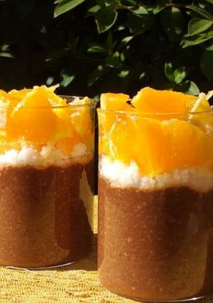 Una foto de Chía pudding con cacao, coco rallado y naranja (creamy puddings)