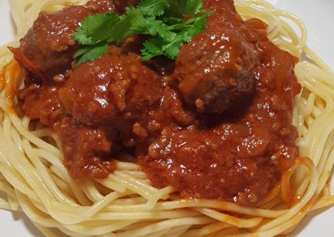 Spaghetti meatballs in bolognese sauce