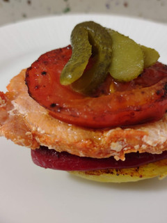 Una foto de Pincho de patata, piquillo, lomo y tomate