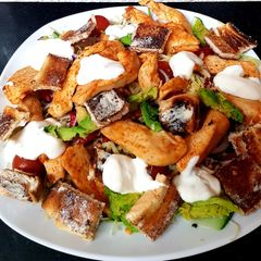A picture of My Sriracha flavoured Chicken on a Salad. 😗.