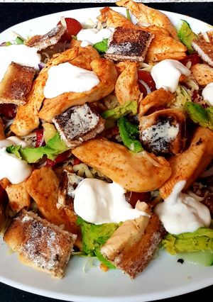 A picture of My Sriracha flavoured Chicken on a Salad. 😗.