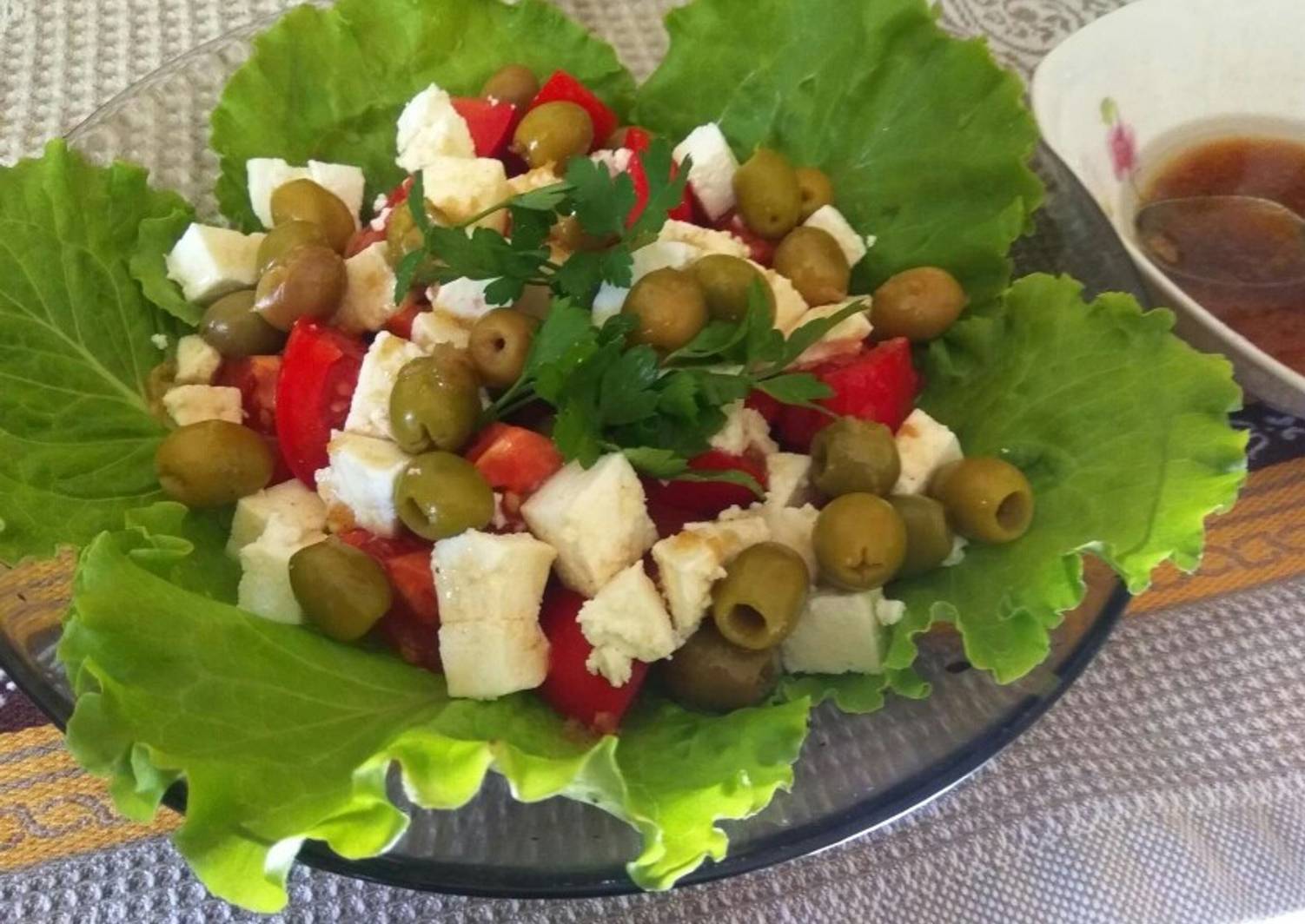 Салат с адыгейским сыром и помидорами