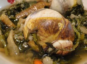 Hình của món Trứng vịt lộn tần gà ngải cứu.