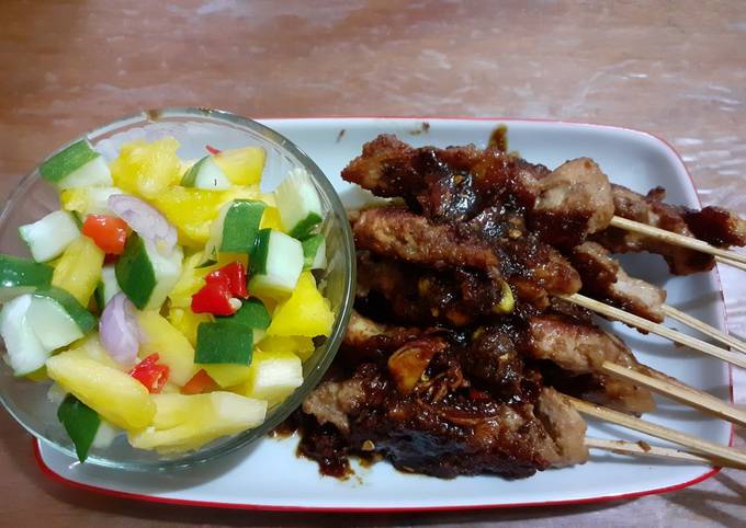 Sate ayam saos kacang kecap dan acar