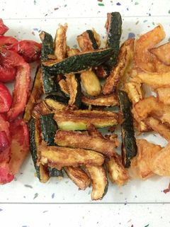 Una foto de Calabaza, pimientos y calabacines en tempura