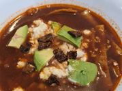 Una foto de sopa de tortilla