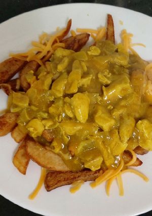 A picture of My Chicken Curry over Cheesey Chips 😋.