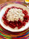Fideos rojos con salsa de pollo y almendras
