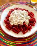 Fideos rojos con salsa de pollo y almendras