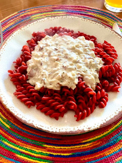 Una foto de Fideos rojos con salsa de pollo y almendras