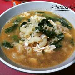 A picture of Seblak with boncabe.