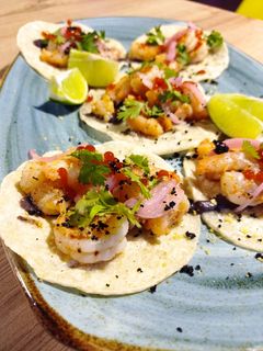 Una foto de Taquitos de camarón al ajillo