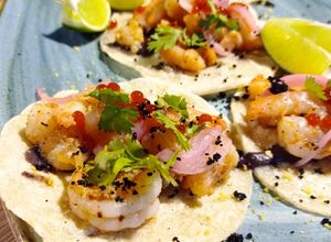 Una foto de Taquitos de camarón al ajillo