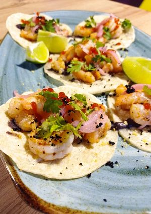 Una foto de Taquitos de camarón al ajillo
