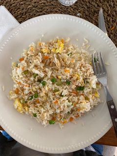 Una foto de Arroz frito con huevo y pollo