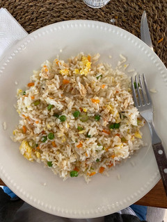 Una foto de Arroz frito con huevo y pollo