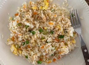 Una foto de Arroz frito con huevo y pollo