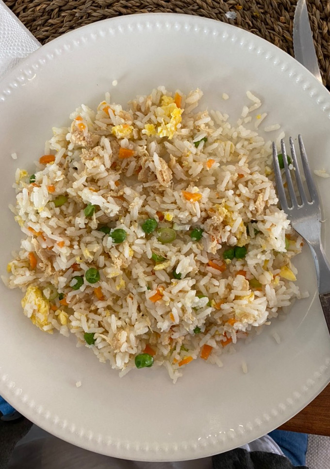 Una foto de Arroz frito con huevo y pollo