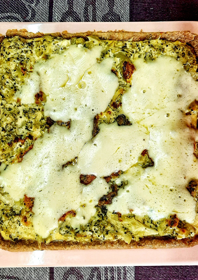 Una foto de Tarta de brócoli y queso con masa casera integral en la Flip