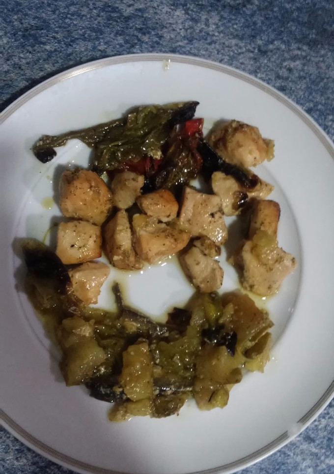 Una foto de Pollo con 🍆🌽al horno a la cerveza