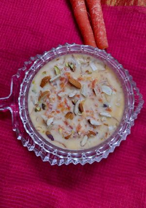 गाजर की फिरनी(gajar ki phirni recipe in hindi) रेसिपी मुख्य फोटो