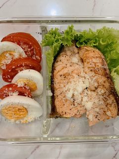 Hình của món Lunch Box: Cá hồi áp chảo.