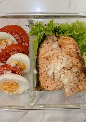 Hình của món Lunch Box: Cá hồi áp chảo.
