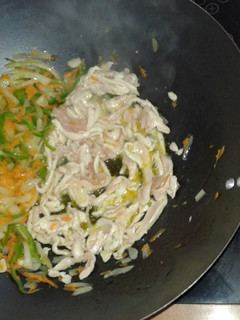 Una foto de Wok de pollo con curry
