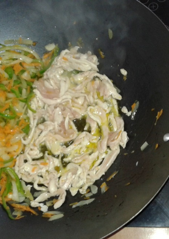 Una foto de Wok de pollo con curry 