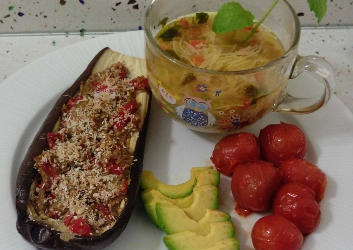 Berenjenas rellenas gratinadas con coco, tomates cherrys asados y sopa
