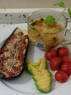 Una foto de Berenjenas rellenas gratinadas con coco, tomates cherrys asados y sopa
