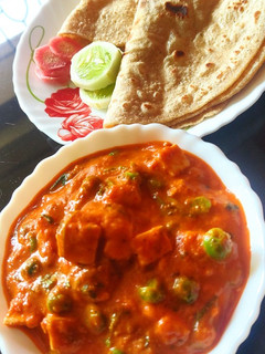 A picture of Matar Paneer.