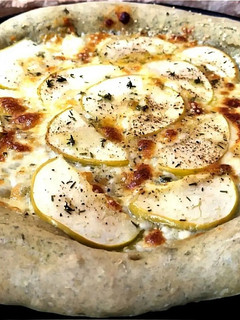 Foto di Pizza alle ortiche con mele e stracchino