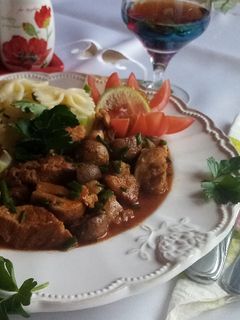 Vörösboros sertés kockák sampinon gombával recept fotója