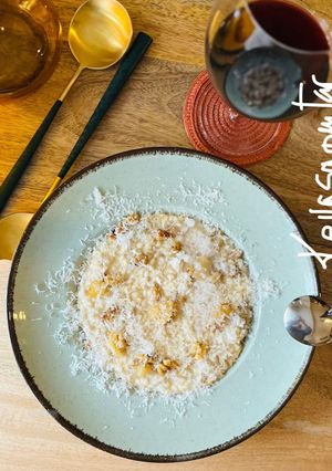 Una foto de Risotto de pera, nueces y torta del casar 🍐 🧀 🍐