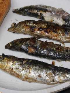 Una foto de Sardinas gigantes al fuego de leña